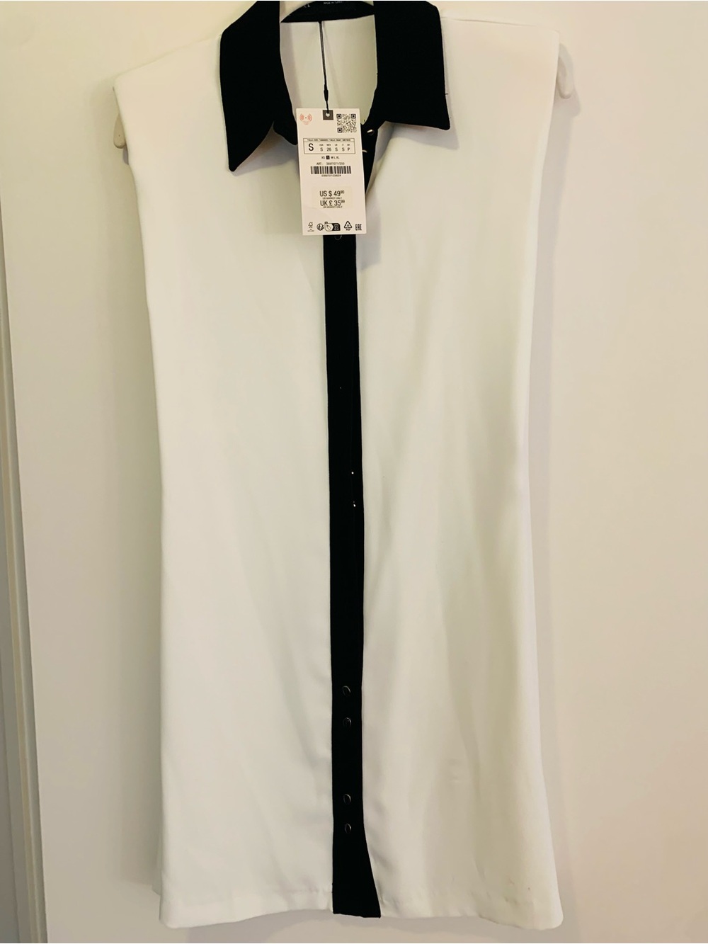Zara White Sleeveless Shift Dress with Black Collar & Center Placket - Picture 2 of 4
